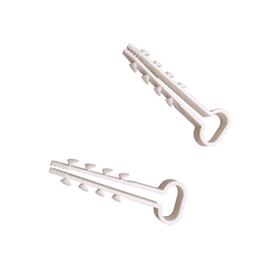 Bolsa con 100 clips sujetadores de plástico para cables de 6 a 12 mm. Ideales para instalaciones en pared, brindan sujeción firme y segura.