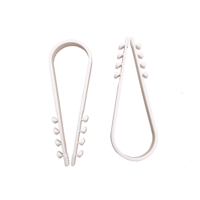 Bolsa con 100 clips sujetadores de plástico para cables de 19 a 25 mm. Ideales para instalaciones en pared, brindan sujeción firme y segura.